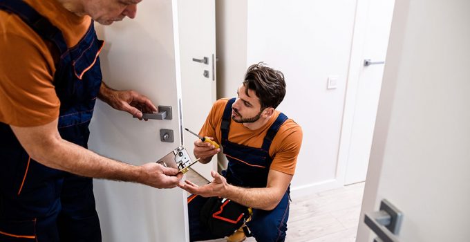 5 razones por las que deberías contratar a un Cerrajero profesional 1 cerrajeros-profesionales
